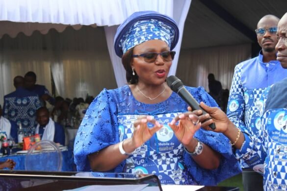 CAMTEL GM, Judith Yah Sunday épouse Achidi, talking to employees